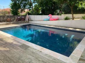 Appartement avec grand balcon, piscine et parking